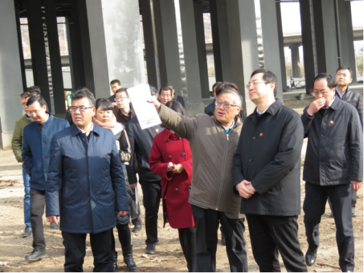 省委常委、西寧市委書記王曉在青海省物產(chǎn)集團(tuán)總公司黨委書記、總經(jīng)理王玉輝陪同下，深入青海物產(chǎn)朝陽物流園區(qū)。